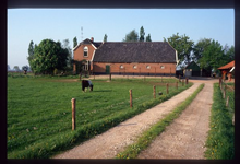 B 016 T-boerderij 'De Voorst', bewoond door de familie A.J. Buunk (dwarshuisboerderij)